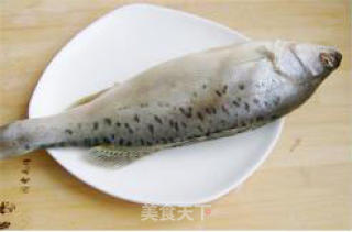 香辣豆豉蒸鲈鱼的做法步骤：1