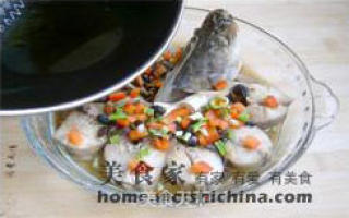 香辣豆豉蒸鲈鱼的做法步骤：8