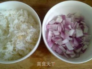 洋葱鸡蛋炒饭的做法步骤：1