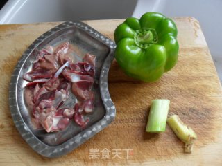 甜椒炒鸡杂的做法步骤：1