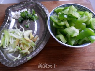 甜椒炒鸡杂的做法步骤：2