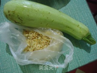 虾皮西葫芦的做法步骤：1