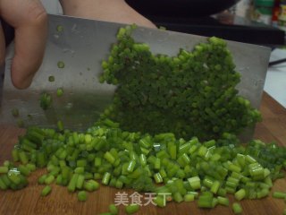 韭梗炒苍蝇头的做法步骤：2