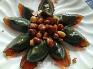 皮蛋拌花生的做法步骤：3