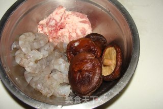 香菇虾肉水饺的做法步骤：1