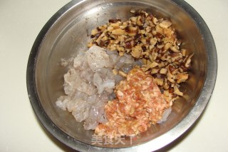 香菇虾肉水饺的做法步骤：2
