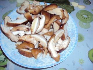 香菇扒油菜的做法步骤：1