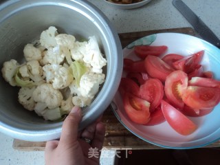 西红柿菜花棒子骨汤的做法步骤：2