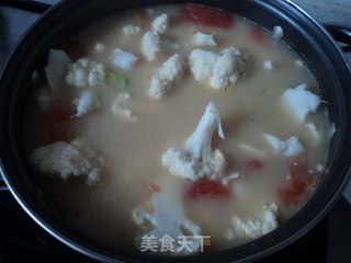 西红柿菜花棒子骨汤的做法步骤：3
