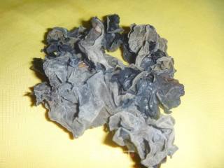 【夏季小凉菜】银耳新吃法---双耳拌荷兰豆的做法步骤：2