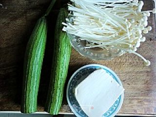 丝瓜豆腐汤的做法步骤：1