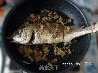 【简单の生活】 红烧肉丝鲈鱼的做法步骤：8