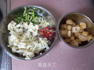 花菜烧油豆腐的做法步骤：1