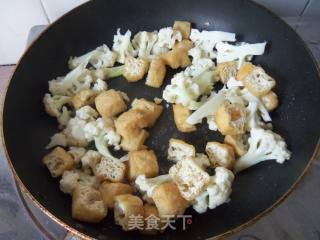 花菜烧油豆腐的做法步骤：3