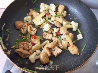 花菜烧油豆腐的做法步骤：6