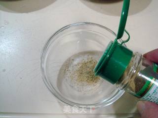 韭菜炒鱿鱼的做法步骤：2