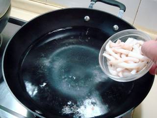 韭菜炒鱿鱼的做法步骤：6