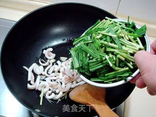 韭菜炒鱿鱼的做法步骤：9
