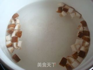 葱油虾仁拌面的做法步骤：2