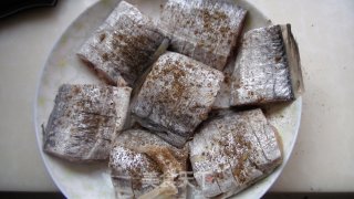 家常煎带鱼的做法步骤：1