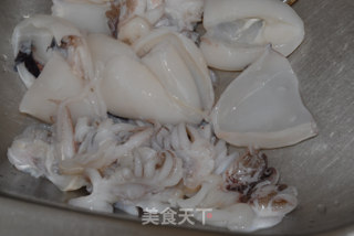 酸辣开胃的韩国泡菜炒墨鱼仔的做法步骤：1