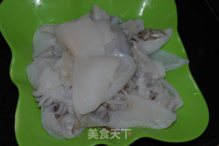 酸辣开胃的韩国泡菜炒墨鱼仔的做法步骤：2
