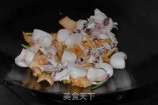 酸辣开胃的韩国泡菜炒墨鱼仔的做法步骤：9
