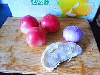 富含V-c的家常菜----【洋葱柚子炒番茄】的做法步骤：1