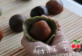 2011府红宇邀您一起自制月饼——只要3步就做出美味月饼你信吗？我信！的做法步骤：4