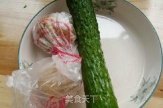 黄瓜拌皮蛋的做法步骤：1