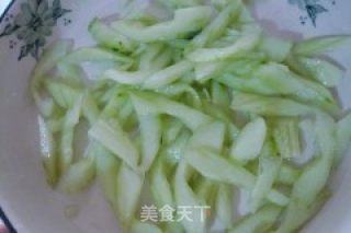 黄瓜拌皮蛋的做法步骤：2