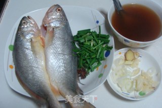 家常烧黄花鱼的做法步骤：1