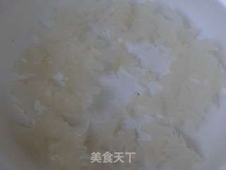 大枣银耳羹的做法步骤：2