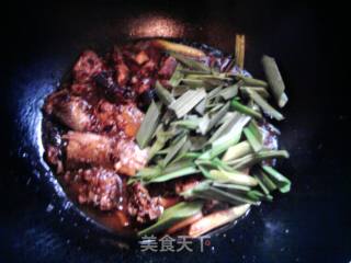 【老干妈炝秋刀鱼】的做法步骤：7
