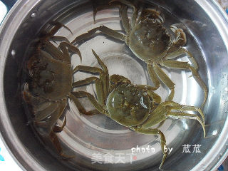 【美味】 清蒸大闸蟹的做法步骤：1