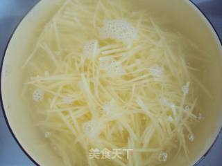 辣炒香芹土豆丝的做法步骤：2