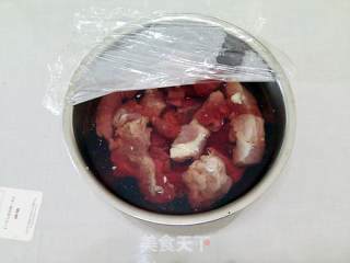 【兔纸私房菜】欢迎虫纸回家——高压锅快速红酒番茄炖牛腩的做法步骤：1