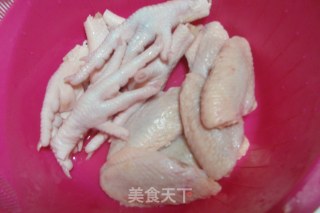 可乐烧鸡翅爪的做法步骤：1