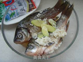 酱焖鲫鱼的做法步骤：1