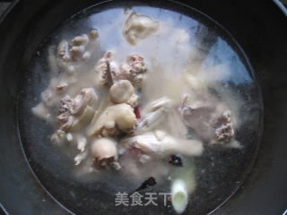 小鸡炖蘑菇的做法步骤：2