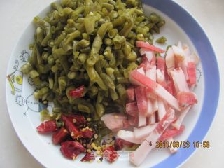 酸豆角炒肉的做法步骤：2
