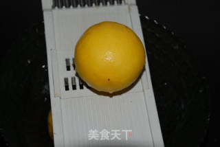 美白的蜂蜜柠檬水的做法步骤：2