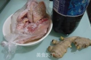可乐姜鸡翅的做法步骤：1