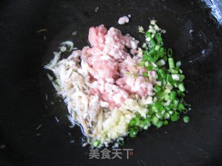 苦瓜新吃法—泡菜煸苦瓜的做法步骤：3