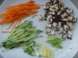 【炸酱面，花样做】：香菇肉酱面的做法步骤：2