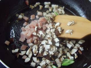 【炸酱面，花样做】：香菇肉酱面的做法步骤：7