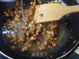 【炸酱面，花样做】：香菇肉酱面的做法步骤：9