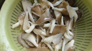 蘑菇炒肉片的做法步骤：1