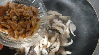 蘑菇炒肉片的做法步骤：10