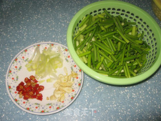 清炒蒜苔的做法步骤：1
